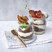 Trifle mit Bohnenmus, Brot und Serrano