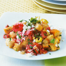 Brotsalat mit Tomaten und Schafkäse Brotsalat mit Tomaten und Schafkäse