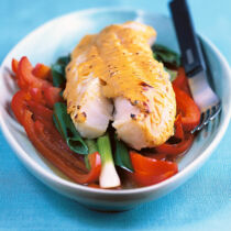 Kabeljau mit Senfsauce auf Paprika-Zwiebel-Gemüse