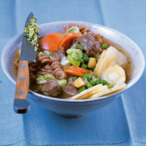 Nudel-Gemüse-Suppe mit Rindfleisch