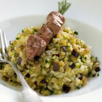 Gewürfeltes Risotto mit Lammspiesschen