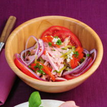 Wurstsalat mit Gurken und Paprika