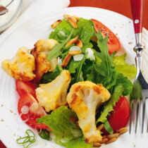 Blattsalate mit gebratenem Blumenkohl Blattsalate mit gebratenem Blumenkohl