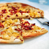 Flammekuchen mit Speck und Zwiebeln Flammekuchen mit Speck und Zwiebeln