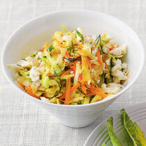 Spitzkohl-Möhren-Salat mit Schafkäse