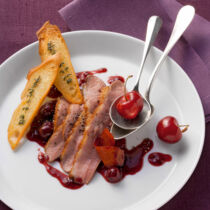 Kirsch-Portwein-Sauce mit Kardamom zu gebratener Entenbrust Kirsch-Portwein-Sauce mit Kardamom zu gebratener Entenbrust