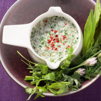 8-Kräuter-Sauce mit rosa Pfeffer
