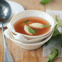 Klare Tomatenbrühe mit Parmesannocken Klare Tomatenbrühe mit Parmesannocken