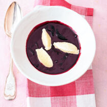 Fliederbeersuppe mit Grießklößchen