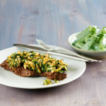 Gratinierte Steaks mit Gurkensalat Gratinierte Steaks mit Gurkensalat