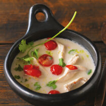 Würzige Thai-Hühnersuppe mit Kokosmilch Würzige Thai-Hühnersuppe mit Kokosmilch