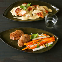 Schweinemedaillons auf Kohlrabi-Möhren-Gemüse Schweinemedaillons auf Kohlrabi-Möhren-Gemüse