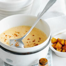 Weinsuppe mit Zimt-Croûtons Weinsuppe mit Zimt-Croûtons