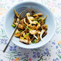 Wolkenohrpilze mit Hühnerbrust und Ingwer (Pad Hed Hu Nuh Gai Sai King)