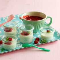 Mohn-Panna cotta mit Himbeeren