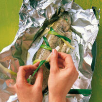 Gefüllte Forelle mit Kräutern und Frühlingszwiebeln