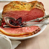 Roastbeef mit Holunder-Zwiebel-Sauce Roastbeef mit Holunder-Zwiebel-Sauce