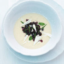 Weisses Schokoladensüppchen mit Heidelbeeren