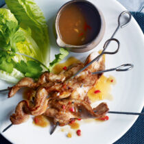 Indonesische Saté-Spieße mit scharfem Honig-Dip
