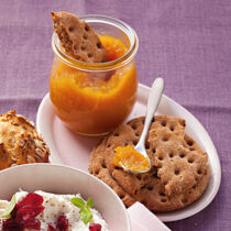 Aprikosenmus auf Knäckebrot