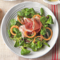 Vogerlsalat mit Vulcanoschinken und Erdäpfeldressing Vogerlsalat mit Vulcanoschinken und Erdäpfeldressing