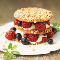 Knusprige Haselnussblätter mit Waldbeeren und Waldmeistercreme