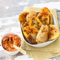 Tomaten-Hummus mit Ofenkartoffeln Tomaten-Hummus mit Ofenkartoffeln