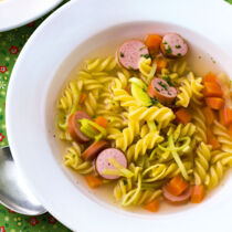 Gemüsesuppe mit Würstchen