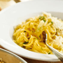 Bandnudeln mit Butter und Petersilie