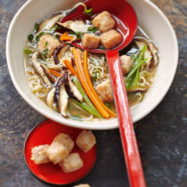 Asiatische Nudelsuppe mit Gemüse