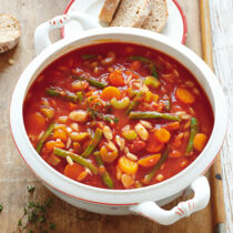 Bohneneintopf mit Tomaten und Reisnudeln Bohneneintopf mit Tomaten und Reisnudeln