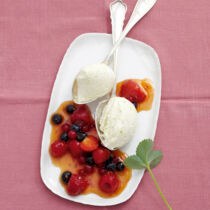 Orangen-Quarkmousse mit gemischtem Beerenkompott