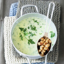 Petersiliensuppe mit Croûtons Petersiliensuppe mit Croûtons