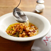 Aufgschmoizne Brotsuppn mit Butterzwiefe