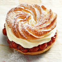 Orkanbeutl mit Kirschen und fui Sahne