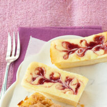 Käsekuchen mit Konfitüre