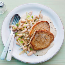 Ruckzuck-Schnitzel mit weissen Bohnen und Birne