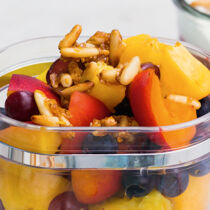 Obstsalat mit kandierten Pinienkernen