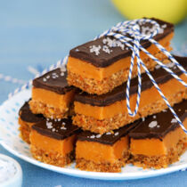 Karamellriegel mit Brezelboden Karamellriegel mit Brezelboden