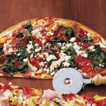 Pizza mit Spinat und Paprika