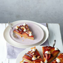 Pflaumen-Chai-Tarte mit Kokostopping Pflaumen-Chai-Tarte mit Kokostopping