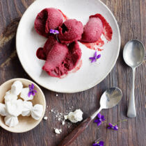 Kir-Royal-Sorbet mit Baiser