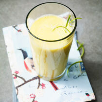 MANGO-LASSI MIT LIMETTE