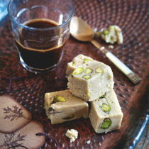 Sesamhelva mit Pistazien