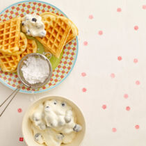 Eierlikörwaffeln mit Heidelbeersahne Eierlikörwaffeln mit Heidelbeersahne