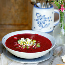 Rote-Bete-Suppe mit Schafskäse-Gremolata Rote-Bete-Suppe mit Schafskäse-Gremolata