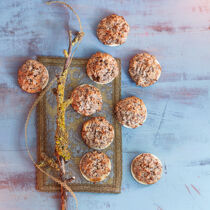 Makronen mit Paranüssen und Kaffee Makronen mit Paranüssen und Kaffee
