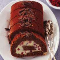 Schokoladenroulade mit Preiselbeeren Schokoladenroulade mit Preiselbeeren