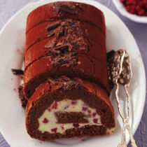 Schokoladenroulade mit Preiselbeeren