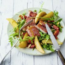 Ziegenkäse im Schinkenmantel auf Rucola-Birnen-Salat
